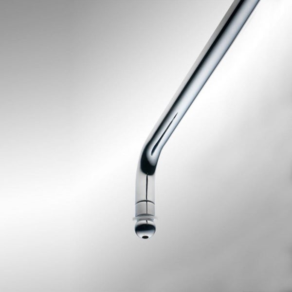 Detailaufnahme eines tropfenden Wasserhahns.