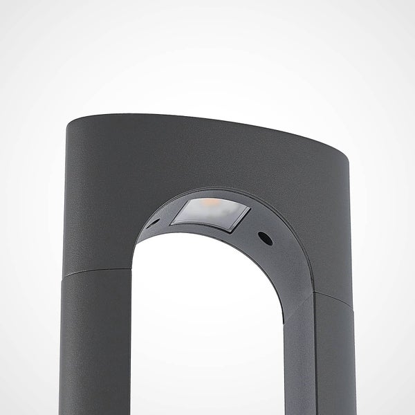 Nahaufnahme einer anthrazitfarbenen Außenleuchte in Bogenform mit integrierter LED.