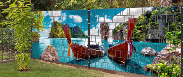 Doppelstabmattenzaun mit Bootsmotiv im Garten