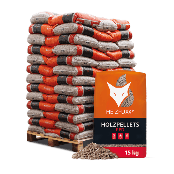 Holzpellets Red von Heizfuxx auf einer Palette gestapelt, ein einzelner 15 Kilogramm Sack im Vordergrund mit einem Haufen loser Pellets.