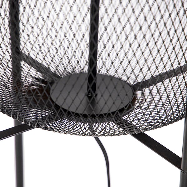 Detailansicht eines runden, schwarzen Feuerkorbs aus Metallgeflecht