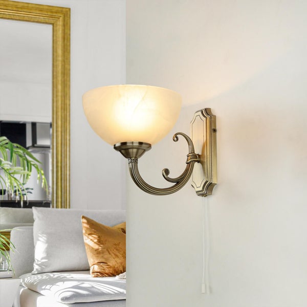 Wandleuchte mit Glasschirm