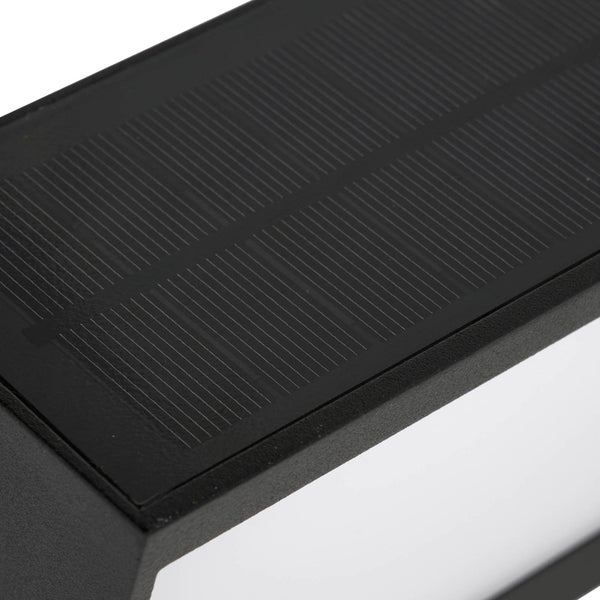 Nahaufnahme eines Solarpanels auf einer schwarzen Außenleuchte.