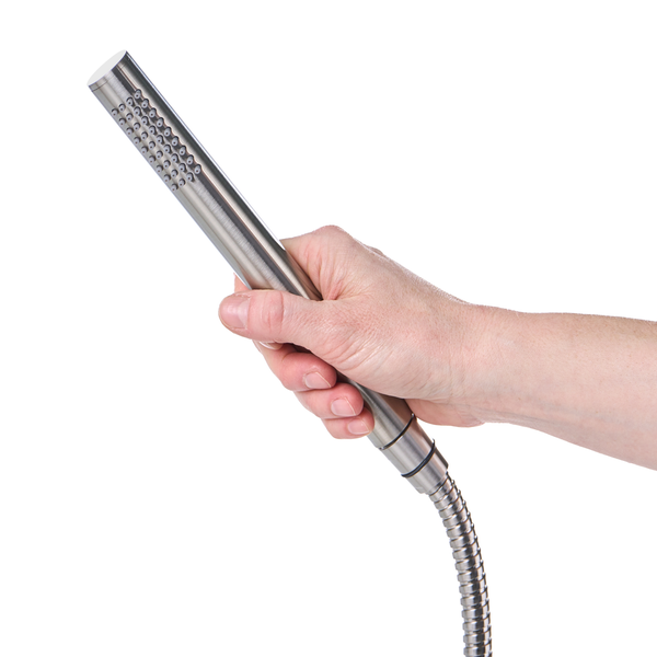 Hand hält eine schlanke Stabhandbrause aus Metall mit angeschlossenem Brauseschlauch.