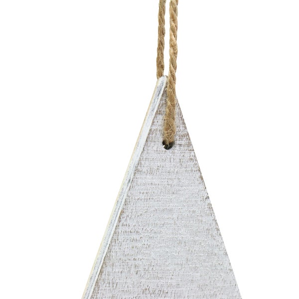 Dekorativer weißer Holzanhänger in Dreiecksform mit Seilaufhängung