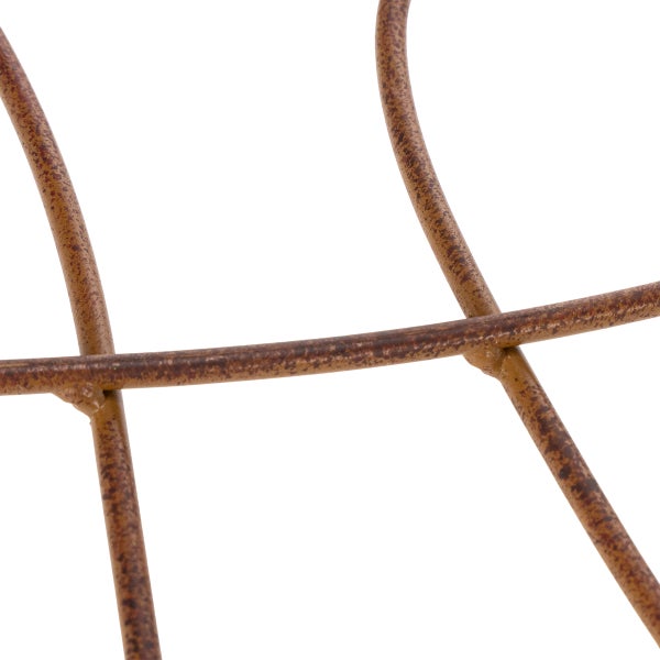 Detailaufnahme eines runden, rostfarbenen Metallgitters.