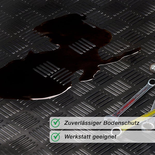 Schwarze Gummimatte mit Riffelblechmuster