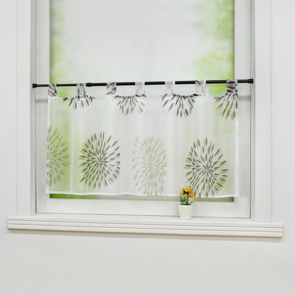 Gardinenstore mit Blumenmuster am Fenster