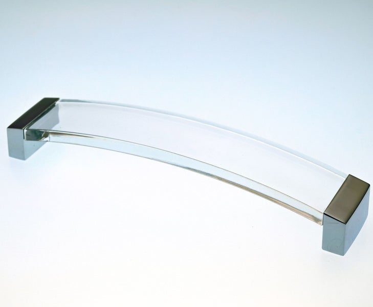 Gebogener Möbelgriff aus transparentem Kunststoff mit metallfarbenen Endstücken für Schränke und Schubladen