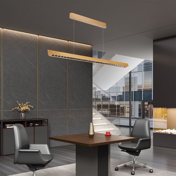 Moderne Büroszene mit einem rechteckigen LED-Panel-Pendelleuchte über einem Holztisch mit Bürostühlen.