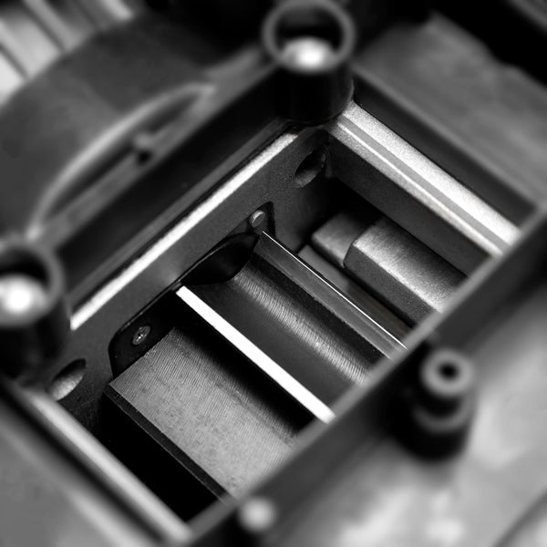 Nahaufnahme des Schneidwerks eines Walzenhäckslers mit robuster Messerwelle aus Metall.