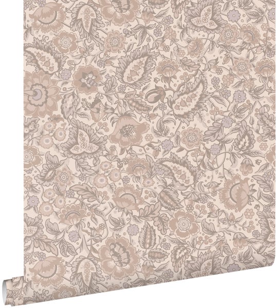 Vliestapete mit floralem Paisleymuster in einem Kinderzimmer über einer Kommode und neben einem Schaukelstuhl.