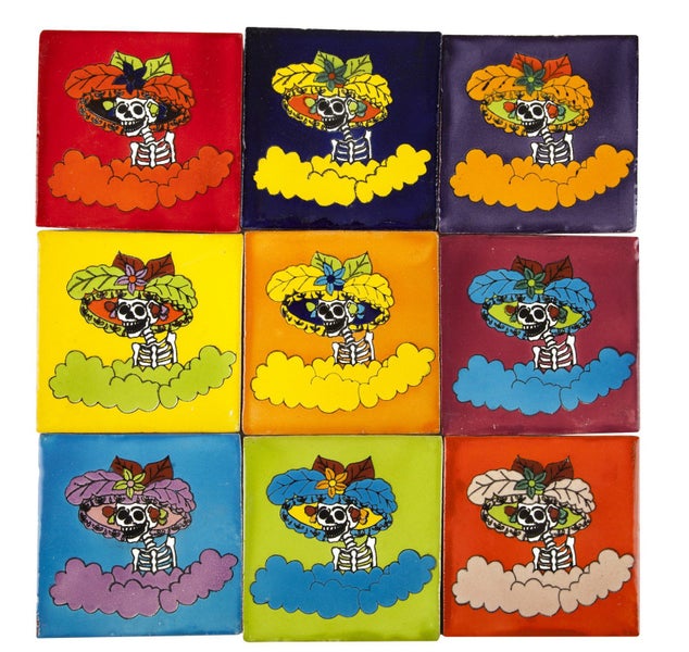 Neun dekorative, handbemalte Fliesen mit Skelett Motiv und verschiedenen Hintergründen.