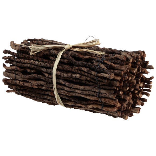 Bündel aus dunklen Holzstäben, mit Bastband und Draht zusammengebunden.