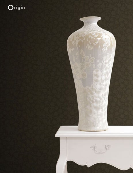 Dekorative Porzellanvase auf einem weißen Beistelltisch