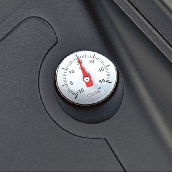 Analoges Thermometer mit einer Skala von minus 10 bis 50 Grad Celsius und Oase Logo.