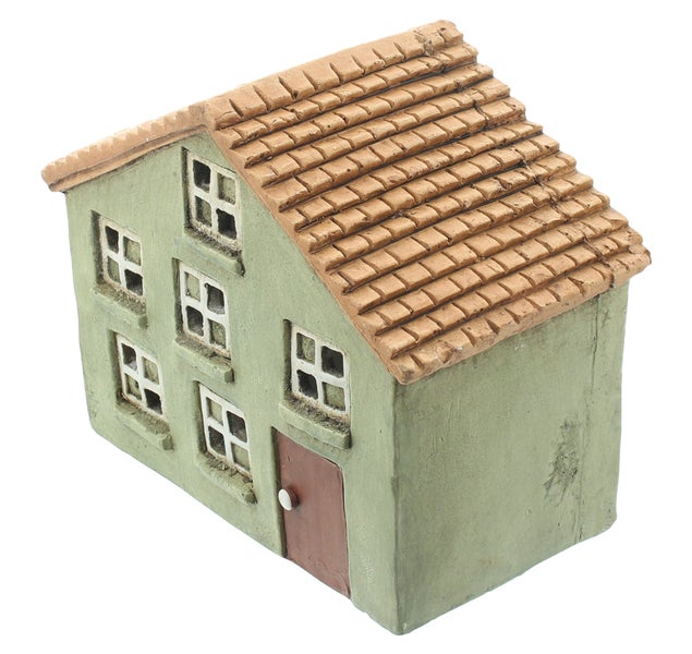 Dekoratives Hausmodell mit Ziegeldach und Fenstern