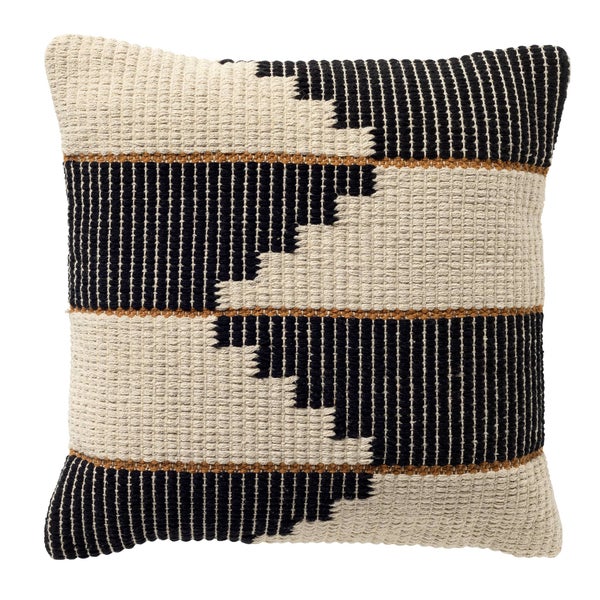 Dekorative Kissen auf einem Sofa mit geometrischen Mustern und Fransen.