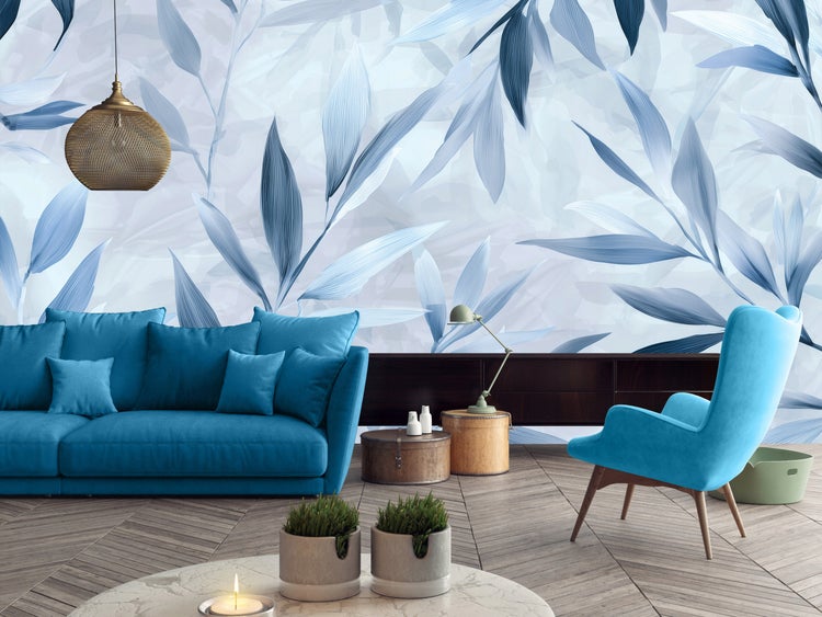 Wohnzimmer mit Sofa, Sessel und floraler Tapete