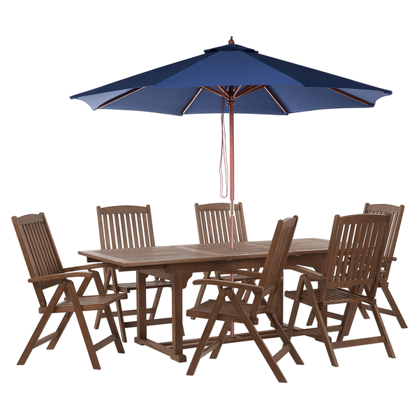 Gartenmöbel-Set aus einem rechteckigen Holztisch, sechs klappbaren Holzstühlen mit Armlehnen und einem blauen Sonnenschirm.
