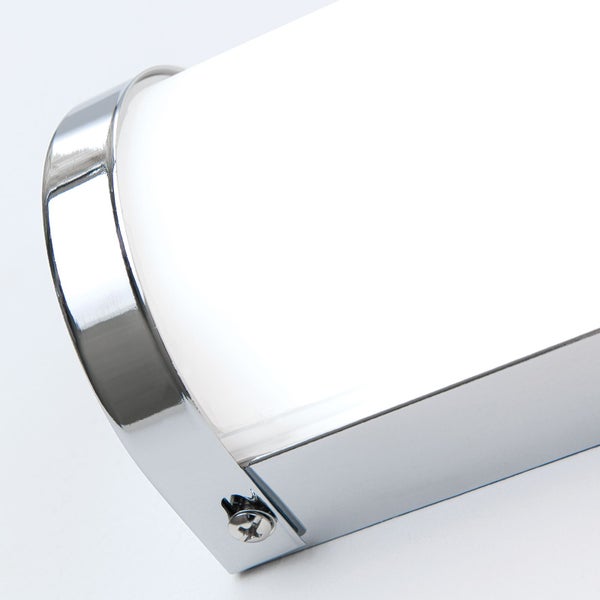 Detailansicht einer Wandleuchte mit verchromtem Metallgehäuse und satiniertem Diffusor.