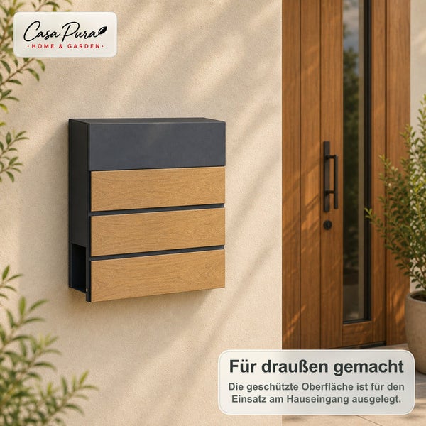 Moderner Wandbriefkasten aus Metall und Holzoptik montiert an einer Hauswand neben einer Eingangstür mit Casa Pura Logo