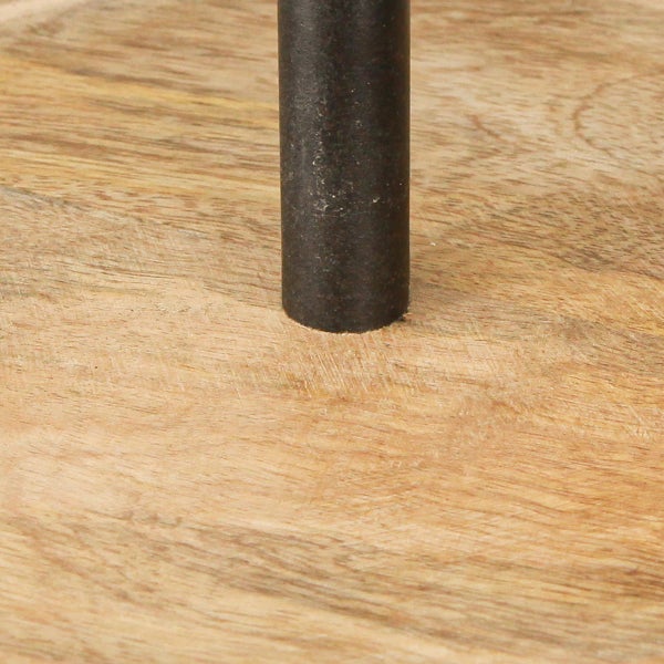 Detailansicht: Tischbein auf Tischplatte aus Holz