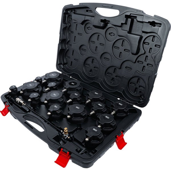 Werkzeugsatz mit verschiedenen Adaptern in einem schwarzen Koffer