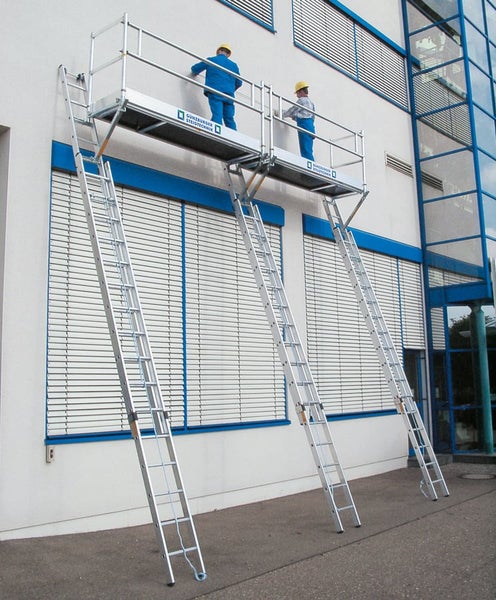 Zwei Handwerker arbeiten auf einer Aluminium Fassadenleiter mit Arbeitsbühne an einer Gebäudewand von Gunzburger Steigtechnik
