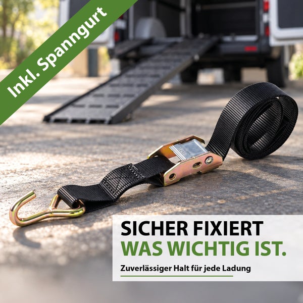 Spanngurt mit Metallratsche und Haken zur Ladungssicherung mit im Hintergrund einer Auffahrrampe für ein Fahrzeug.