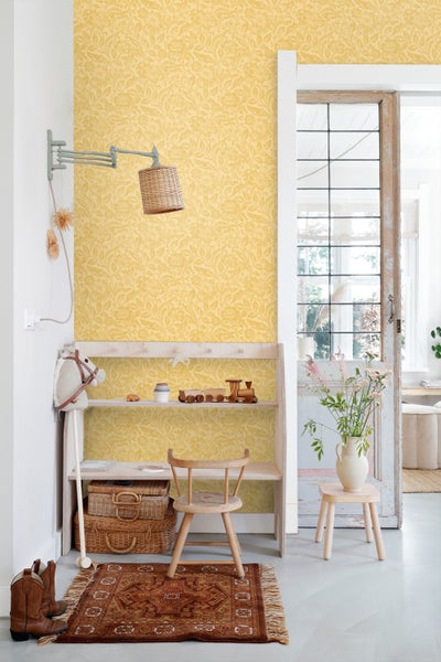 Kinderzimmer mit floraler Tapete, Holzregal, Spielzeug, Teppich und Dekoration