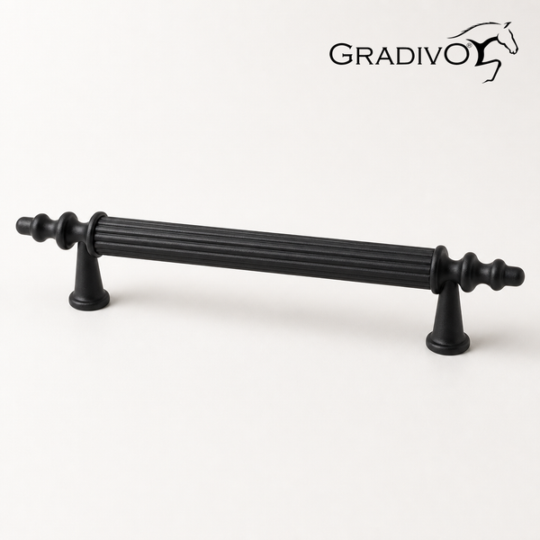 Gradivo Möbelgriff aus schwarzem Metall im antiken Design mit geriffelter Stange und dekorativen Enden. Gradivo Logo.