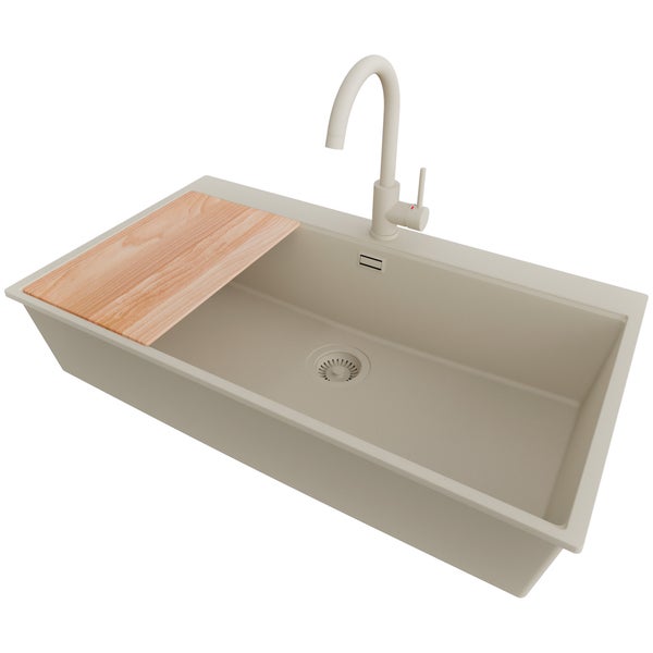 Spüle mit Schneidebrett und Wasserhahn