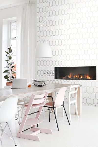 Heller Essbereich mit Esstisch, Stühlen, Zimmerpflanze, Kamin und gemusterter Tapete