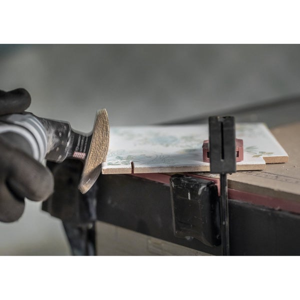 Fliesenschneiden mit einem Multifunktionswerkzeug