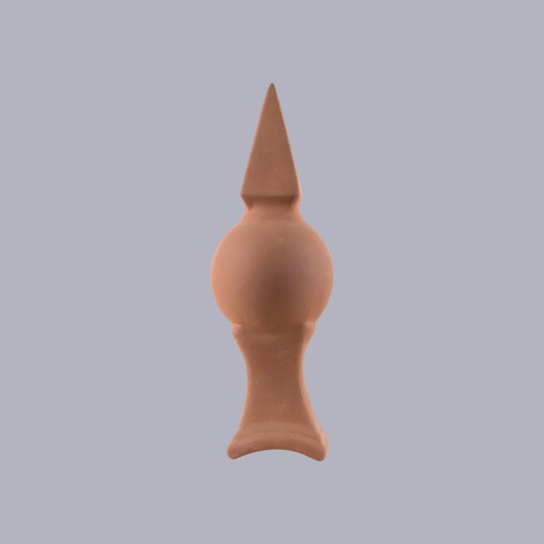 Firstfigur aus Ton für den Firstziegel in spitzer Form mit Kugel.