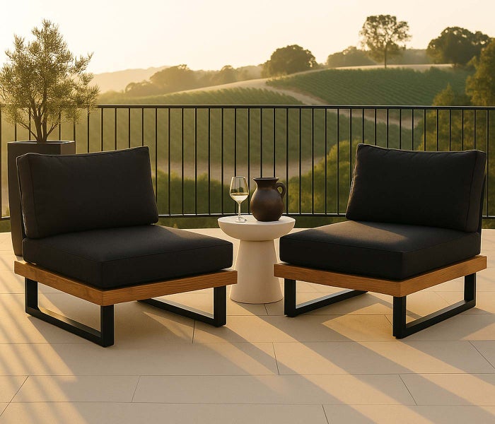 Moderne Lounge-Gartenmöbel auf einer Terrasse mit zwei Sesseln aus Holz und Metall, dunklen Polstern und einem kleinen runden Beistelltisch.
