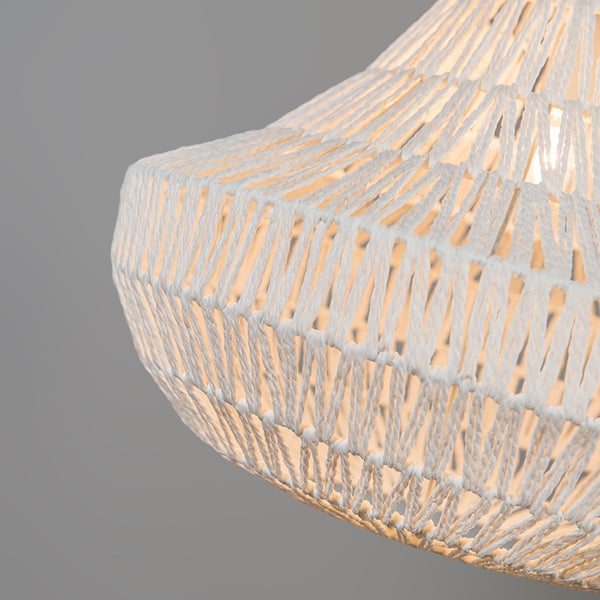 Detailaufnahme eines Lampenschirms aus weißem Geflecht mit einem geometrischen Muster aus Kordel.