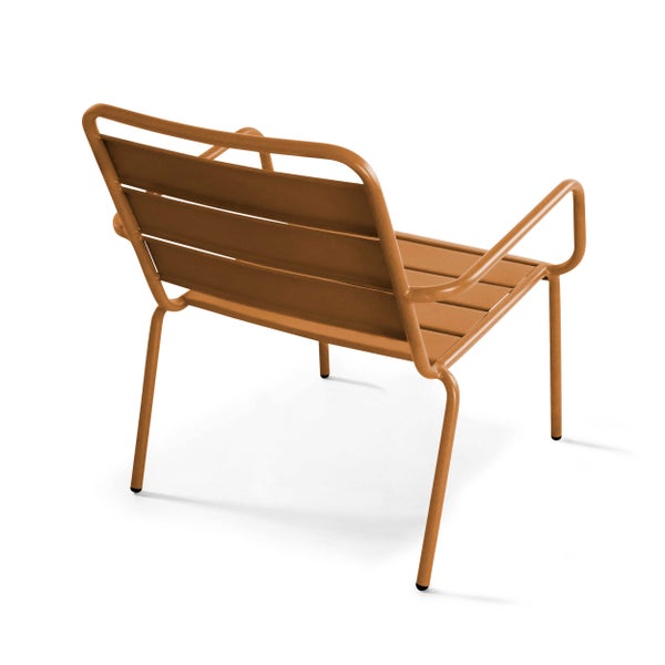 Moderner Garten-Lounge-Sessel aus Metall in Terracotta mit Latten-Design und Armlehnen.