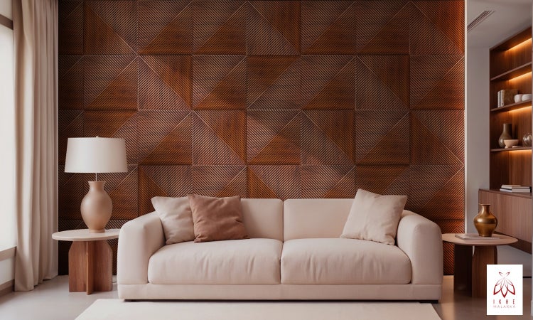 Wohnzimmer mit brauner Wandverkleidung aus Holzpaneelen, Sofa und Beistelltisch