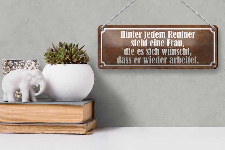 Blechschild Spruch 27x10cm hinter jedem Rentner steht Frau Dekoration