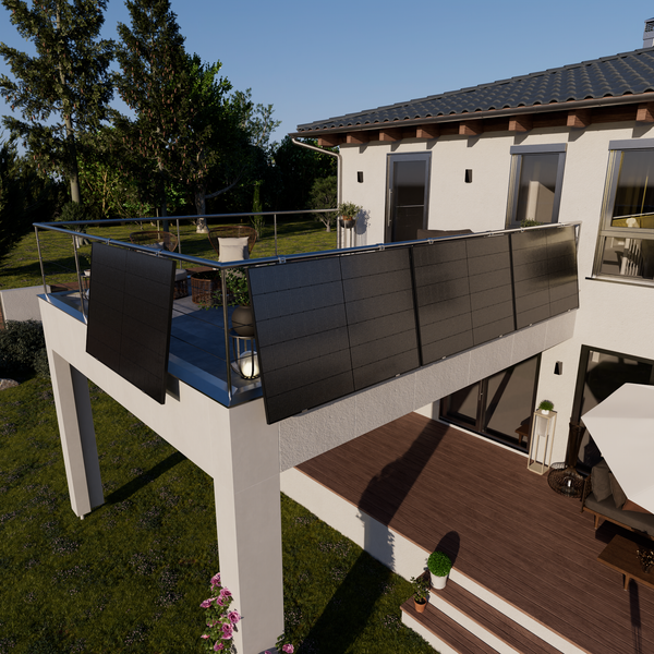 Balkonkraftwerk mit Solarmodulen am Metallgeländer eines modernen Hauses über einem Garten.