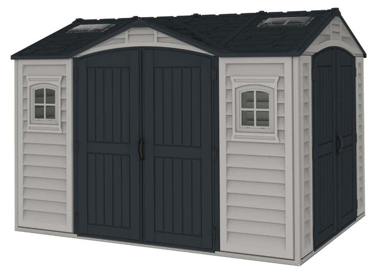 Großes Gartenhaus aus Kunststoff mit zwei Doppelflügeltüren, zwei Sprossenfenstern und Dachfenstern auf einer Rasenfläche im Garten.