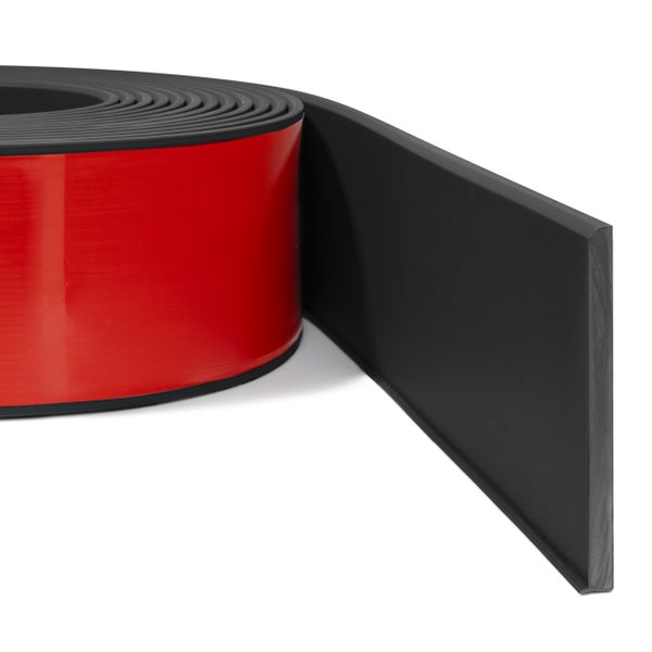 Selbstklebende Sockelleiste auf einer Rolle