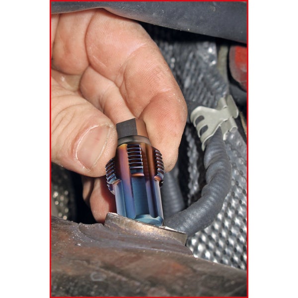 Hand mit Schraubenschlüssel an Lambdasonde im Auto