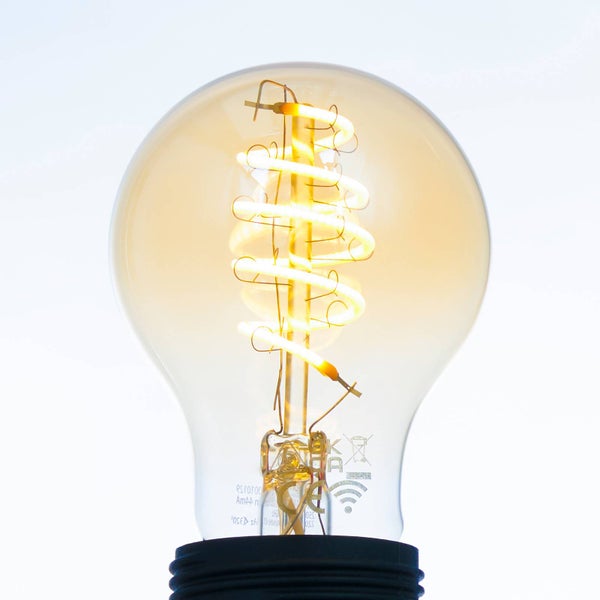 LED Leuchtmittel mit spiralförmigem Filament und bernsteinfarbenem Glas.