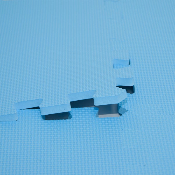 Blaue strukturierte Bodenschutzmatte aus Schaumstoff mit Puzzlerand zum Ineinanderstecken.