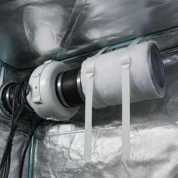 Rohrventilator mit Aktivkohlefilter und Montagebändern in einem Growzelt mit reflektierender Innenwand.