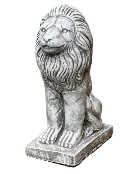 Gartenfigur sitzender Löwe aus Steinguss auf rechteckigem Sockel, wetterfeste Steingussfigur für den Garten.