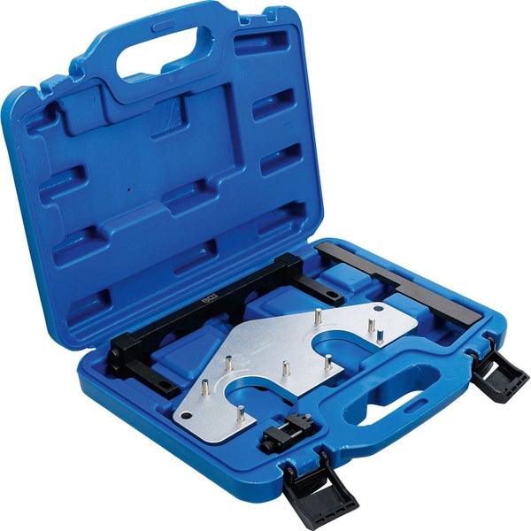 Werkzeugsatz zur Motorreparatur in einem geöffneten blauen Werkzeugkoffer